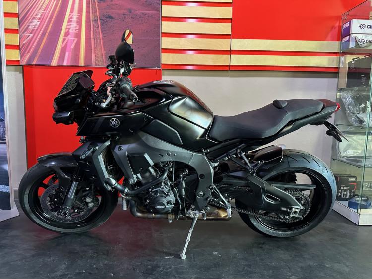 YAMAHA MT-10